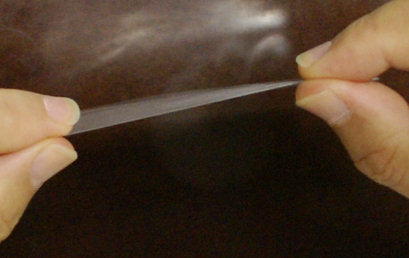 ポリ袋の口を両手で持つ ポリ袋の口を両手で持つ