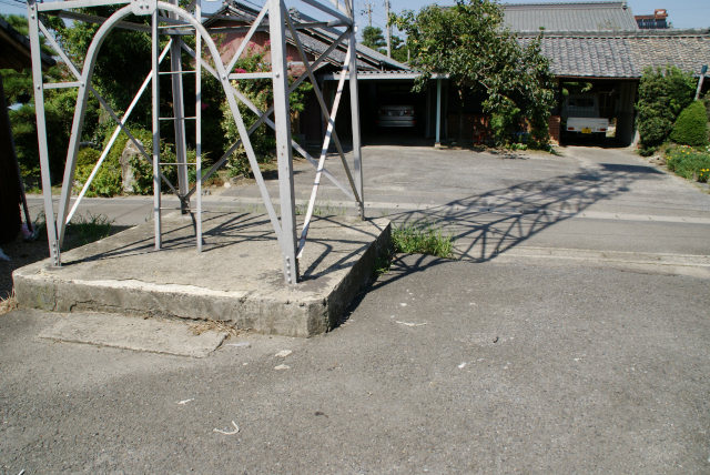 火の見櫓の足元と影 火の見櫓の足元と影